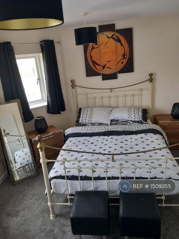 1 bedroom in a flat share to rent - Photo 2