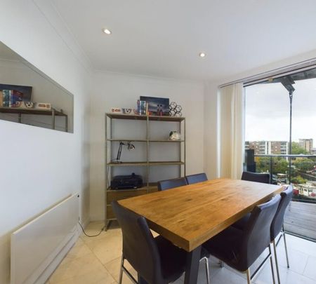 3 Bed Flat, Boardwalk Place, E14 - Photo 4