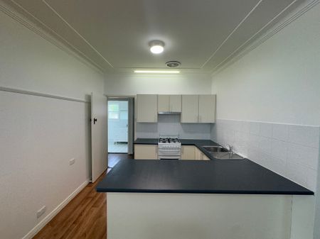 HUGE FRESHLY PAINTED 6 BEDROOM HOME - Photo 5