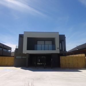 Studio Apartment Electricity & Water Included! - Photo 2