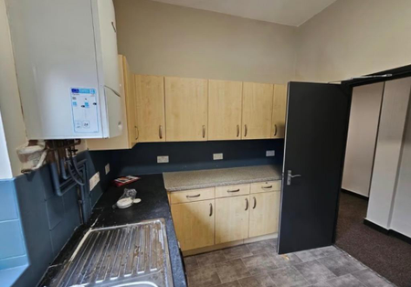 3 bedroom flat to rent - Photo 4