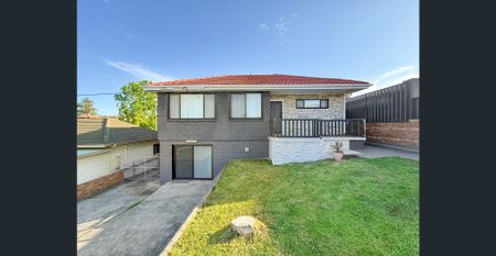 BEAUTIFULLY RENOVATED, 4 BEDROOM, FAMILY HOME, WATER AND ELECTRCITY INCLUDED - Photo 3