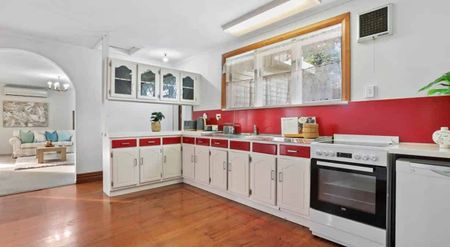 Hop, Skip and A Jump To Roskill Schools! - Photo 4