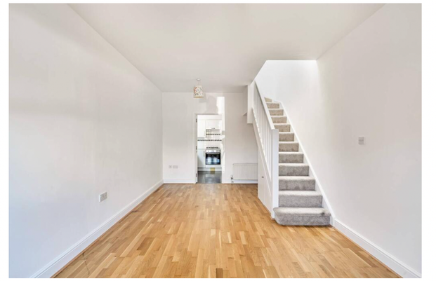 Modern Two Bedroom Maisonette for Rent in London, W7 - Photo 1