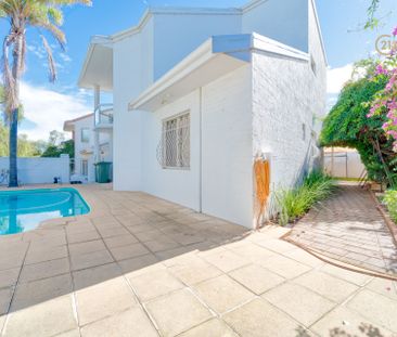 Home with a Pool!!!!! - $800 Per Week - Photo 1