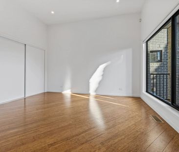 Stylish Family Living with Space to Enjoy - Photo 5