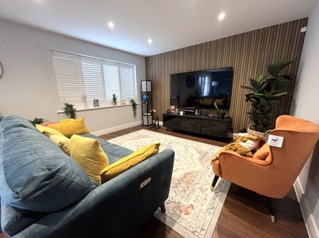 Bateson Drive, Watford, Leavesden - Photo 2