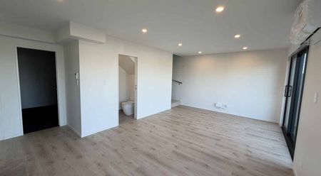 Modern 4-Bedroom Family Townhouse in Manurewa - Photo 4