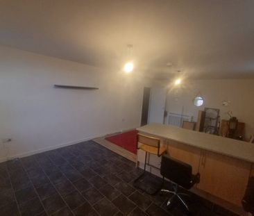 2 bed Flat - To Let - Photo 6