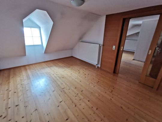 Besondere 2-Zimmer-Dachgeschoss-Wohnung in wunderschönem Altbau - Foto 1
