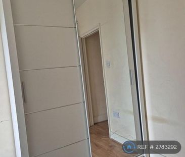 1 bedroom in a flat share to rent - Photo 6