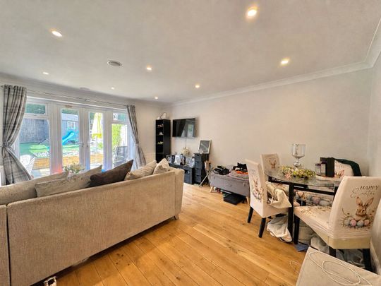 Hawkesworth Drive, Bagshot, GU19 - Photo 1