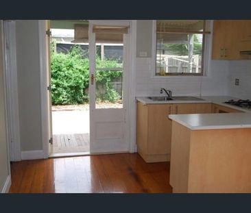 Charming Two-Bedroom Home with Spacious Backyard in Central Footscray - Photo 1