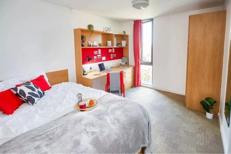 Large Double En-Suite - Disabled Room - Photo 3