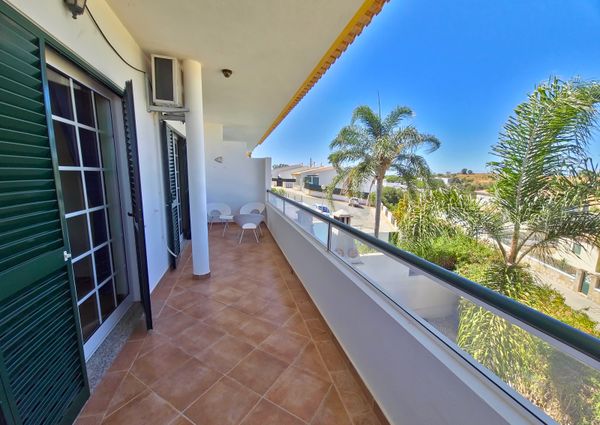 Moradia com piscina, jardim, totalmente equipada e mobilada