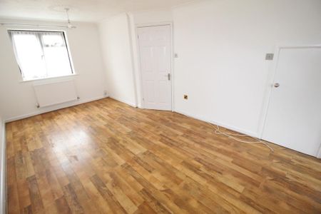 3 bedroom end of terrace house to rent - Photo 3
