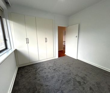 FULLY RENOVATED OVERSIZED TOP FLOOR APARTMENT IN GREAT LOCATION - Photo 5