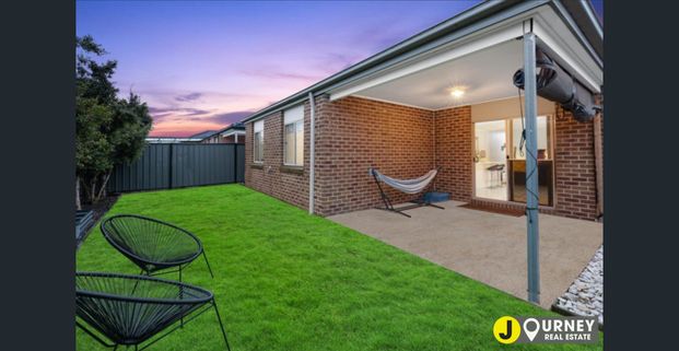 Perfect Family Living in a Prime Craigieburn Location available for Lease! - Photo 1