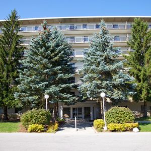 The White House Apartments - Photo 2