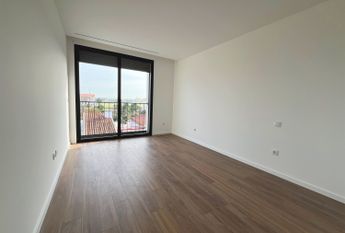 2 bedroom flat like new near the Wisteria Shopping Center!