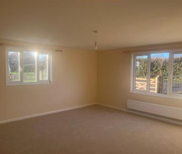 3 bedroom detached bungalow to rent - Photo 2