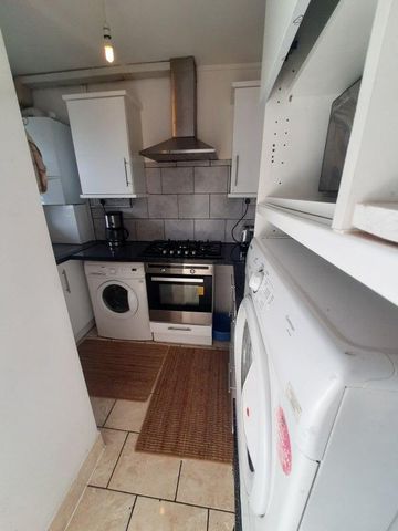 1 bedroom in a flat share to rent - Photo 4