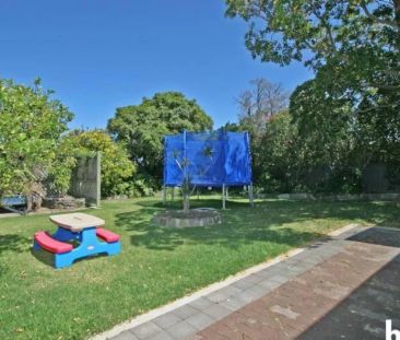 Four bedroom home in popular locale - Photo 2