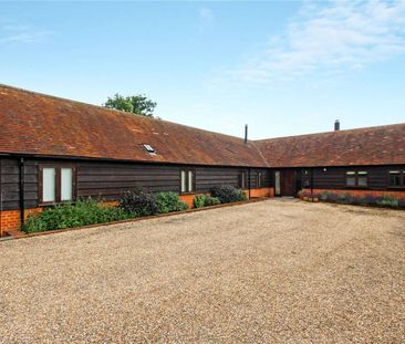 Converted stables in country estate setting with views over fields - Photo 2