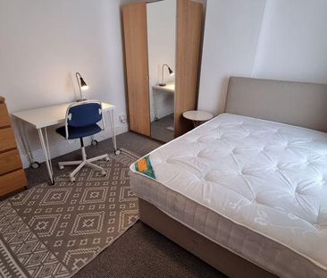 4 bedroom terraced house to rent - Photo 1