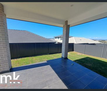 4 BEDROOM FAMILY HOME! - Photo 3