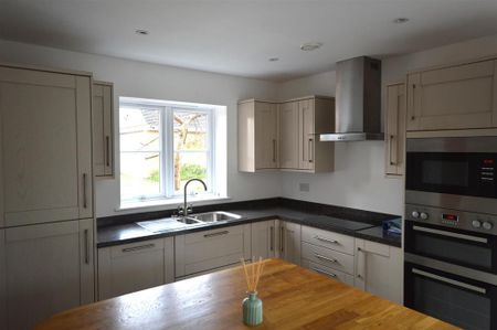 3 bedroom detached house to rent - Photo 4
