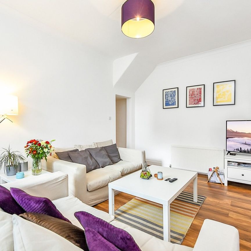 2 Bed Flat, Franciscan Road, SW17 - Photo 1