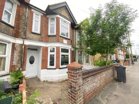 1 bedroom in a house share to rent - Photo 2