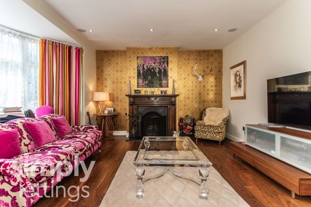 8 Bed property for rent - Photo 1