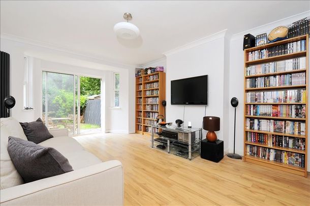 2 Bed Flat, Vermont Road, SW18 - Photo 1