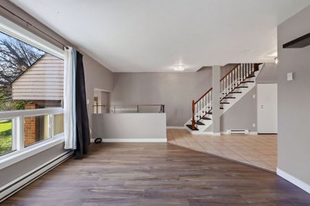 For Lease - 29 Woodvale Green Drive Unit# B, South of Baseline to Knoxdale, Ontario - Photo 3
