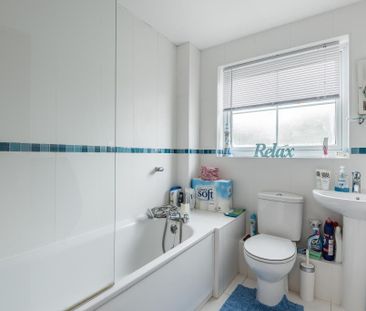 3 bedroom end of terrace house to rent - Photo 2