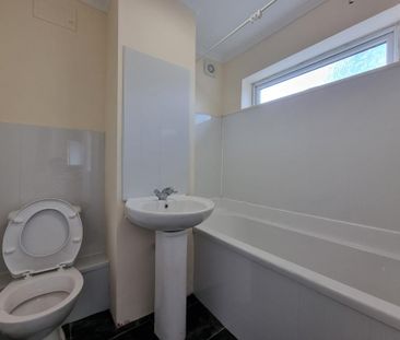 3 bedroom flat to rent - Photo 4