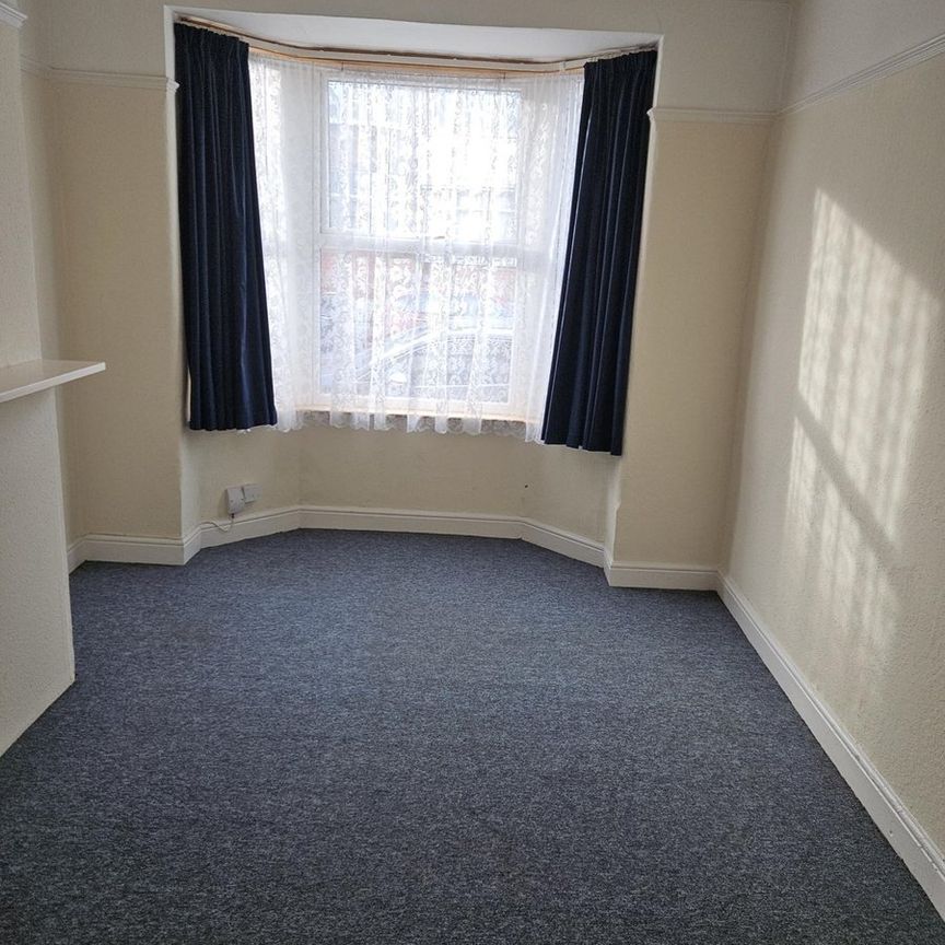 105 Kingsland Avenue, Coventry - Photo 1