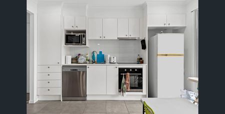 Modern Home with Air Conditioning! - Photo 5