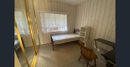 HUGE HOME WITH 2 SEPARATE LIVING AREAS - Photo 3