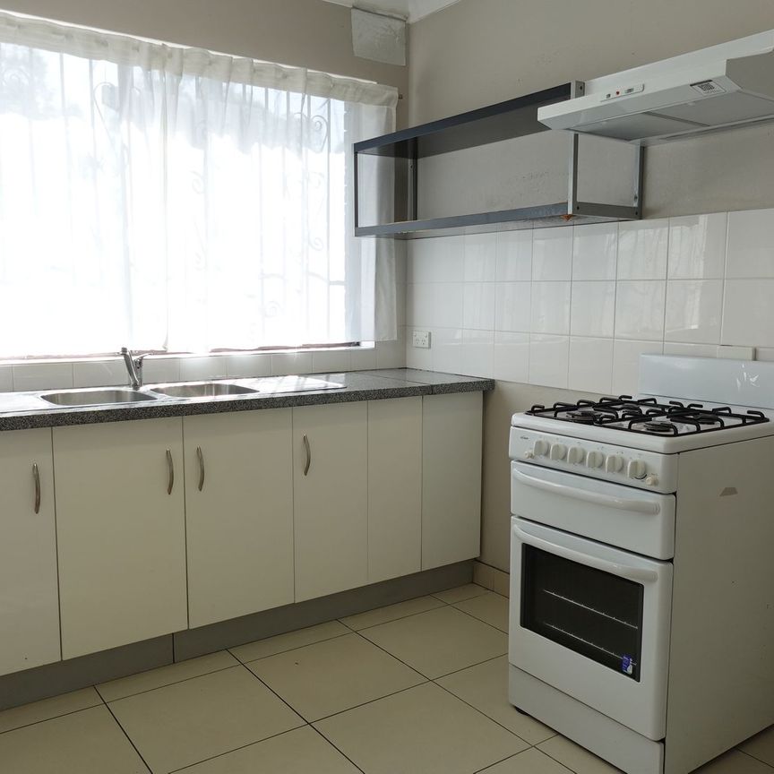 Stunning Renovated Townhouse – a Must-See! - Photo 1