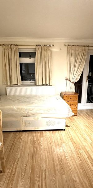 Rowan Close, London - Photo 1