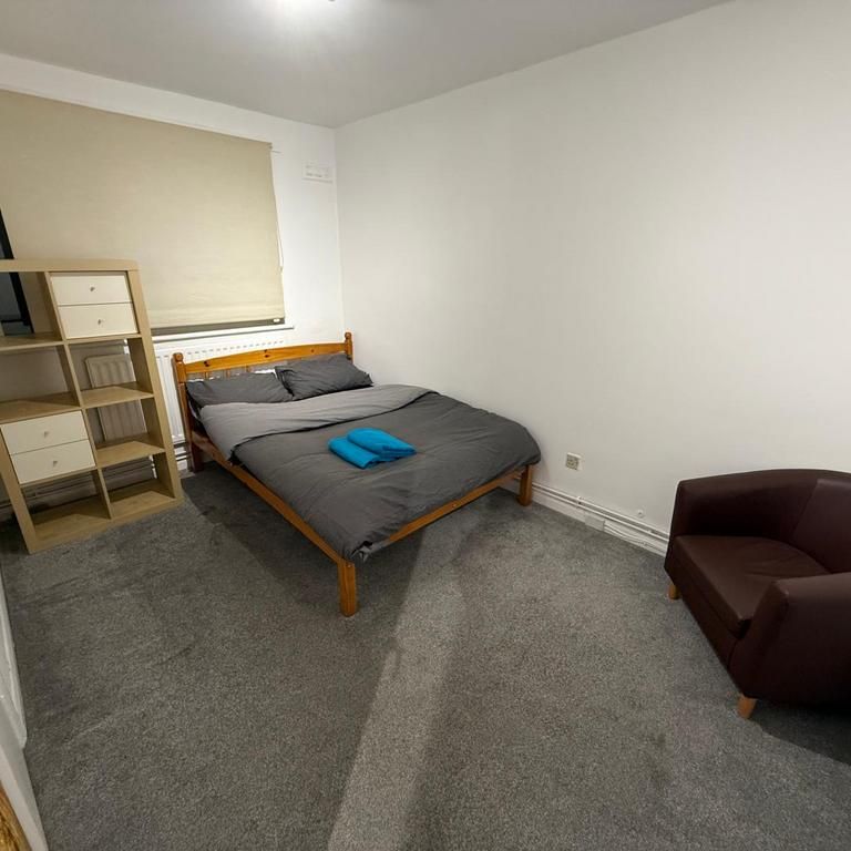 1 bedroom in a house share to rent - Photo 1