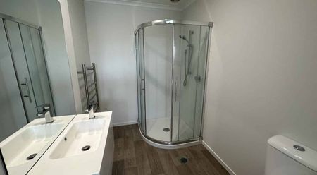 Large 3 Bedroom in Hamilton East - Photo 3