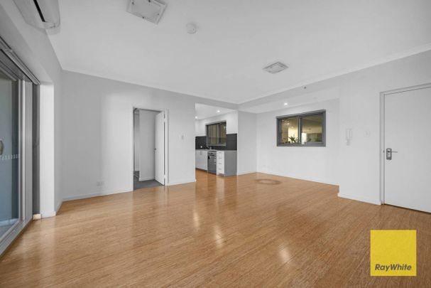 2 BEDROOM BRIGHT APARTMENT - CITY LIVING ! - Photo 1