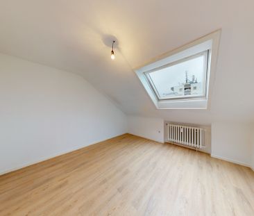 Helle Dachgeschosswohnung in zentraler Lage von Unterrath! - Photo 2