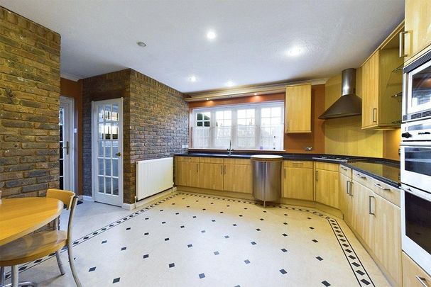 4 bedroom bungalow to rent - Photo 1
