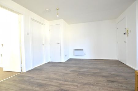 2 bedroom Flat To Let - Photo 4