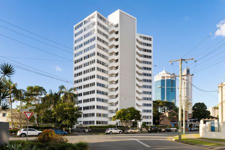 Stylish, Fully-Furnished Apartment in the Heart of Surfers Paradise - Photo 3